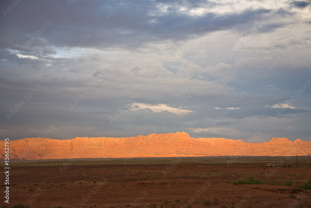Fototapeta premium Echo Cliffs bei dramatischem Himmel bei Sonnenuntergang