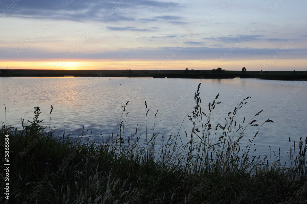 Sonnenuntergang an einem See bei Greetsiel