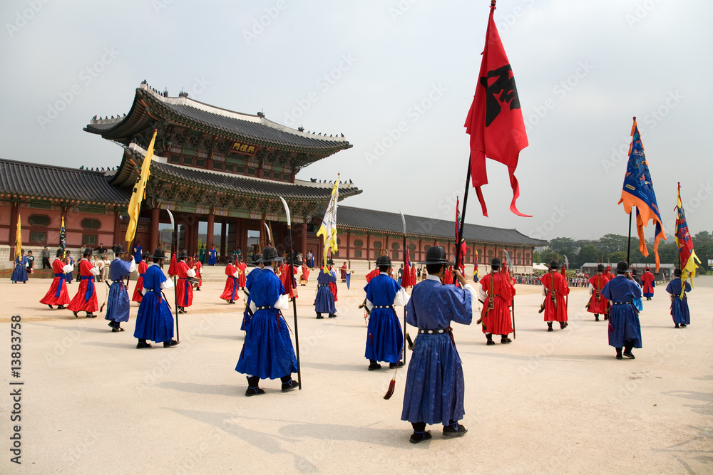 Naklejka premium Wachaufzug am Changdeokgung Palace in Seoul