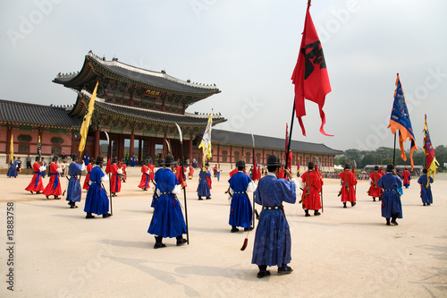 Wachaufzug am Changdeokgung Palace in Seoul