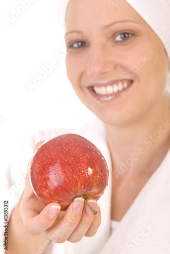 Frau hält Apfel in der Hand