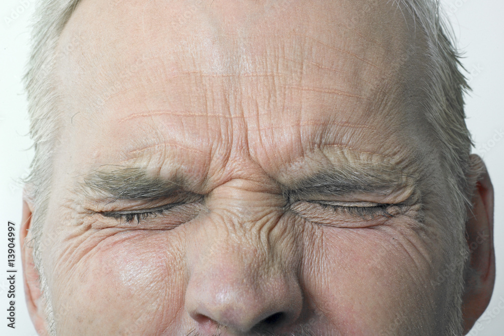 gros plan sur les yeux fermés d'un homme âgé gros plan sur les yeux fermés d'un homme âgé