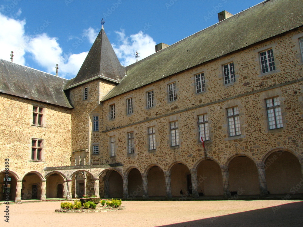 Cour intérieure du château de Rochechouart (France)