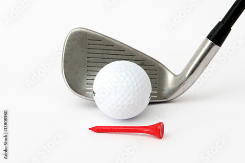 Golfschläger mit Ball und Tee