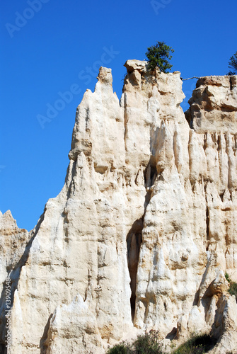 Une falaise aux Orgues d'Ille © Yvann K
