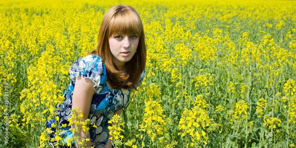 Fototapeta premium Blonde in a rape field