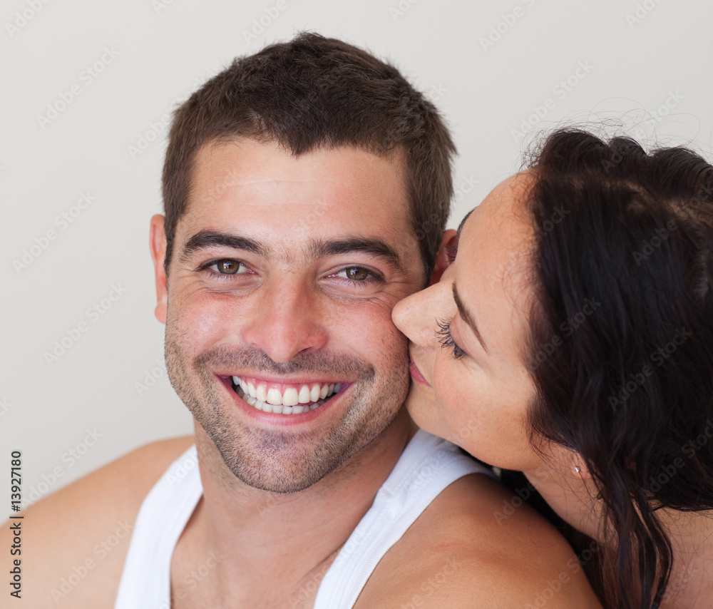 Obraz premium Woman kissing her Boyfriend