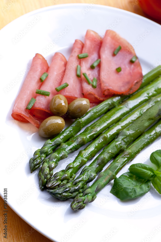 Grüne Spargeln mit Schinken,Gemüse und Salat Grüne Spargeln mit Schinken,Gemüse und Salat