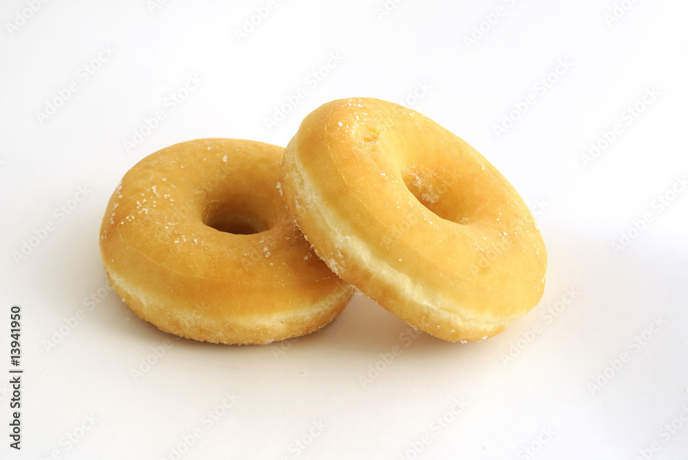 deux donuts sur fond blanc