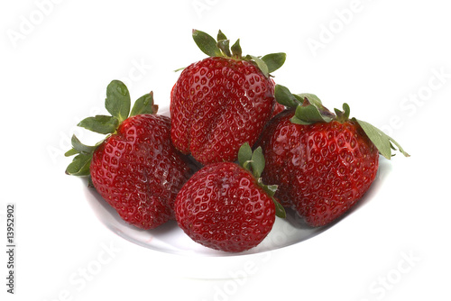 Frische Erdbeeren auf weißem Teller