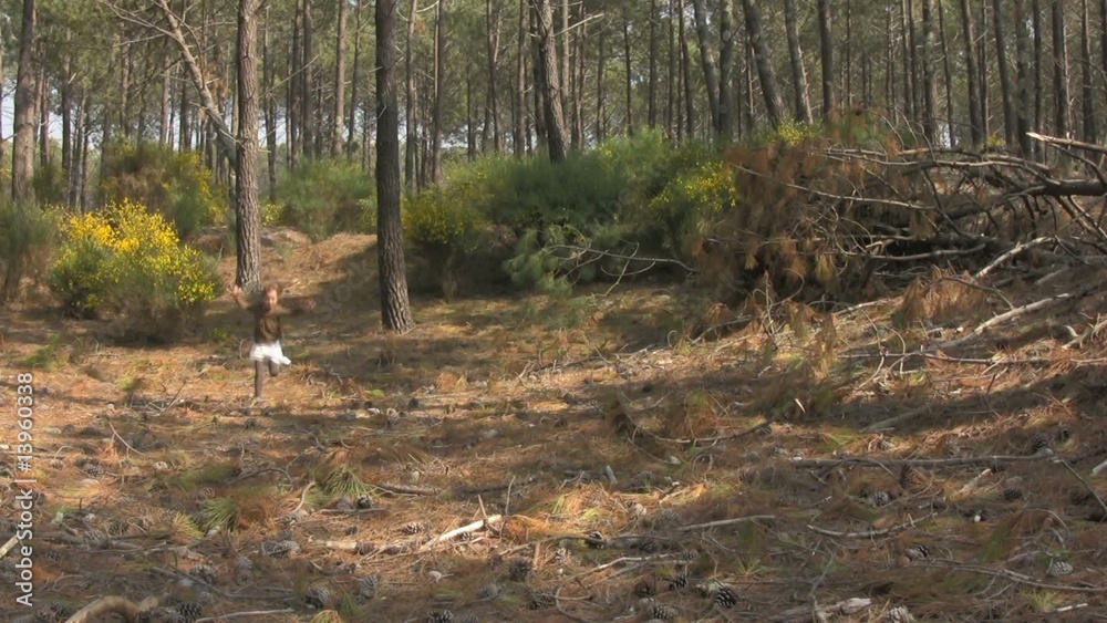 fillette courant dans la forêt