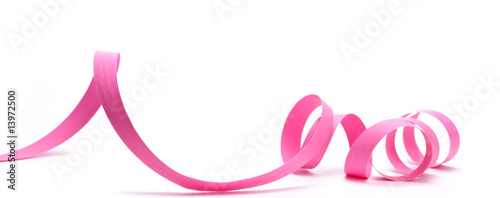 image d'un ruban de cadeau rose détouré sur fond blanc photo