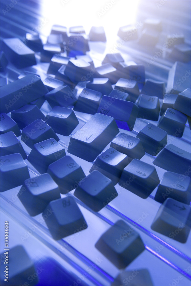 Computertasten lose auf blauem Untergrund