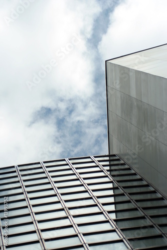 edificio moderno sotto un cielo nuvoloso