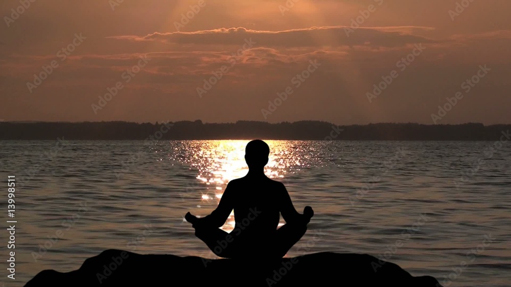 Meditation bei Sonnenuntergang