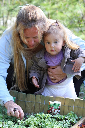 mère et son bébé au jardin