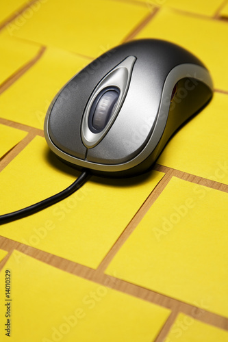 Computer mouse on post it notes