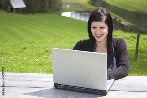 Mädchen vor Laptop in freier Natur # II