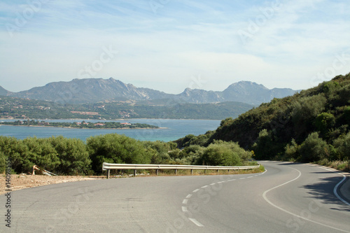 Straße auf Sardinien (mondäne Costa Smeralda)