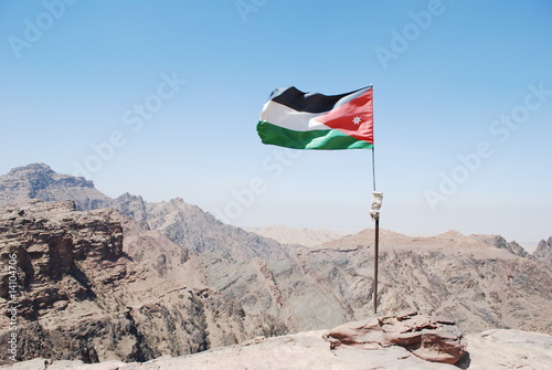 Drapeau jordanien flottant sur les hauteurs de Petra