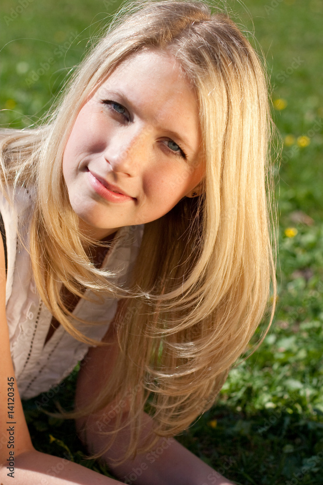 Naklejka premium woman rest on the green grass