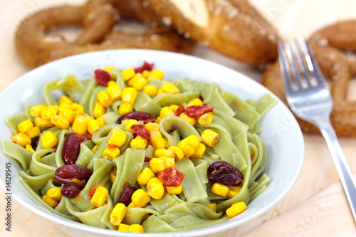 Salat mit Spinat-Bandnudeln,Mais,Bohnen