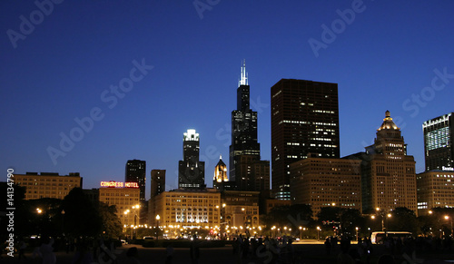 skyscraper de nuit,CHICAGO_USA © Tim LeRoy