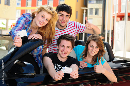 Jugendliche im Cabrio photo