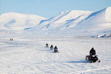 Papier peint photo Arctique Voyage en motoneige sur banquise  © Tyler Olson