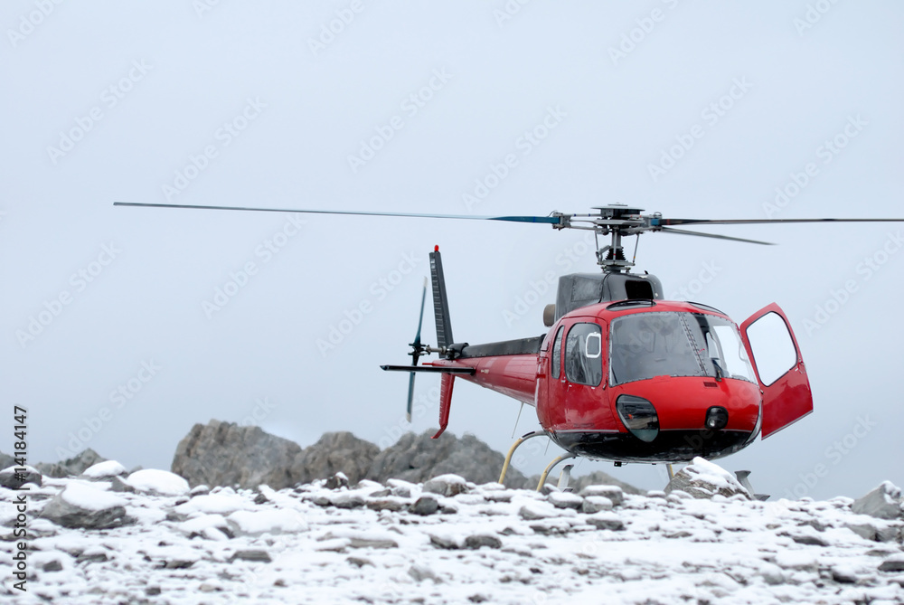 Obraz premium Helicopter landing on the mountain
