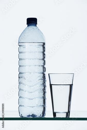 Wallpaper Mural Wasserflasche mit Glas Torontodigital.ca