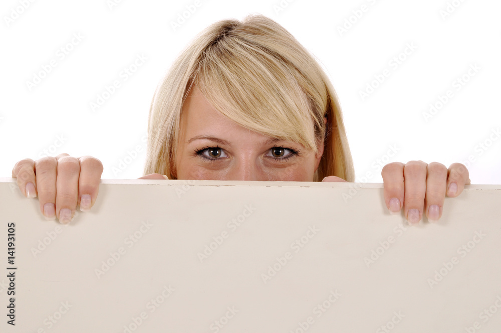 Frau mit leerer Werbetafel