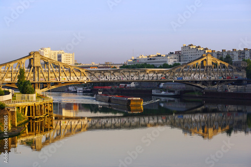 Photographie péniche sur la seine sous  pont à l'entrée de paris