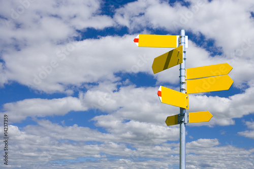 Wegweiser, blanko, Wolkenhimmel