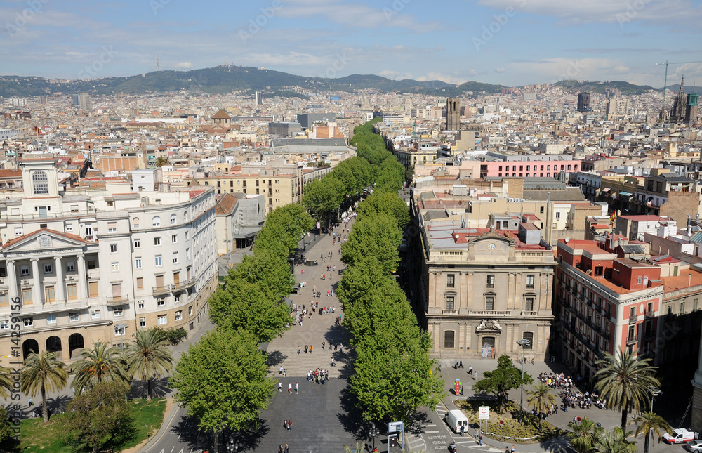 Fototapeta premium Widok z lotu ptaka na La Rambla w Barcelonie, Hiszpania