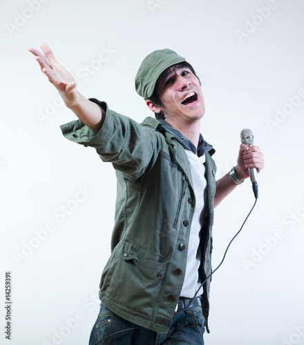 jeune homme qui chante photo