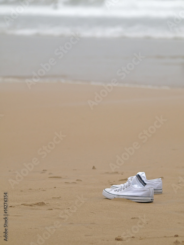 Zapatillas de deporte en la playa