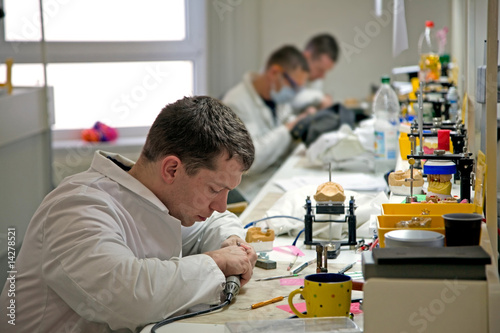 Zahntechniker bei der Arbeit
