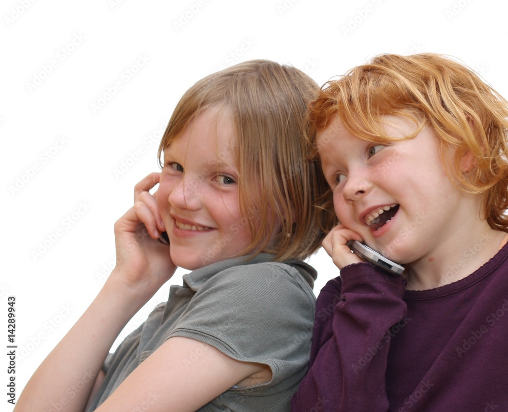 Zwei Mädchen telefonieren