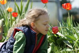 Dziewięcioletnia dziewczynka na tle kwiatów