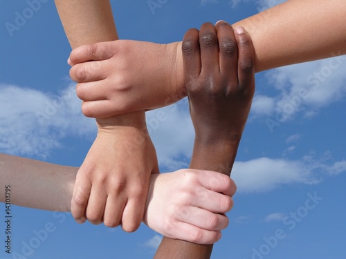 mains et bras dans le ciel ensemble solidarité