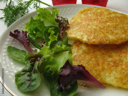 Kartoffelpuffer mit Salatbeilage photo