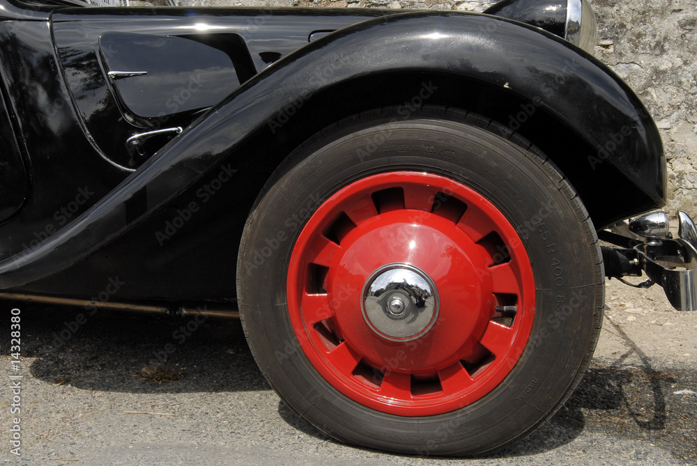 roue à jante rouge de voiture ancienne