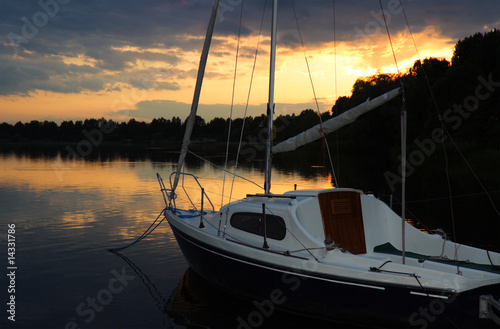 Sailboat and Sunset © majeczka