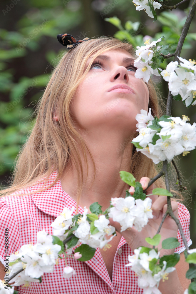 Obraz premium Young beautiful woman in red and white dress
