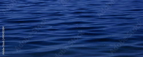 Türkisblaue Wasserwellen