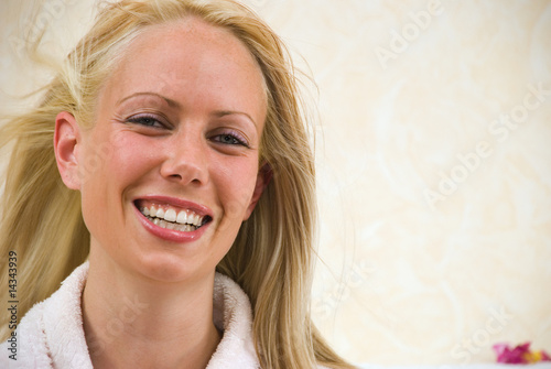 Portrait d'une femme blonde souriant