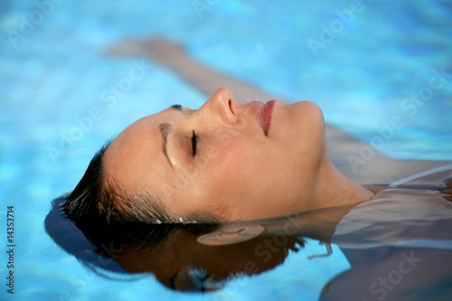 portrait de femme se baignant à la piscine de profil