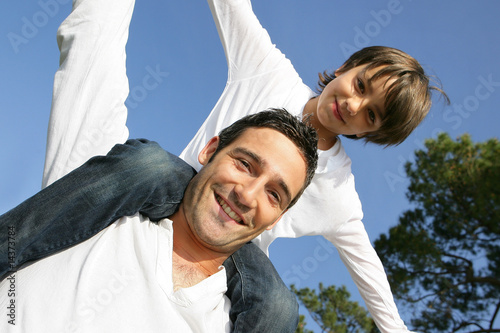 Padre e hijo jugando al aire libre