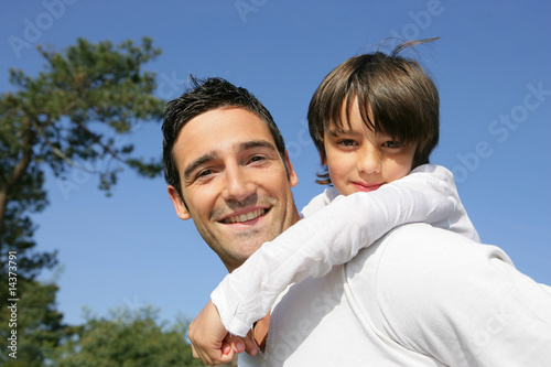 Padre llevando a su hijo a cabillito